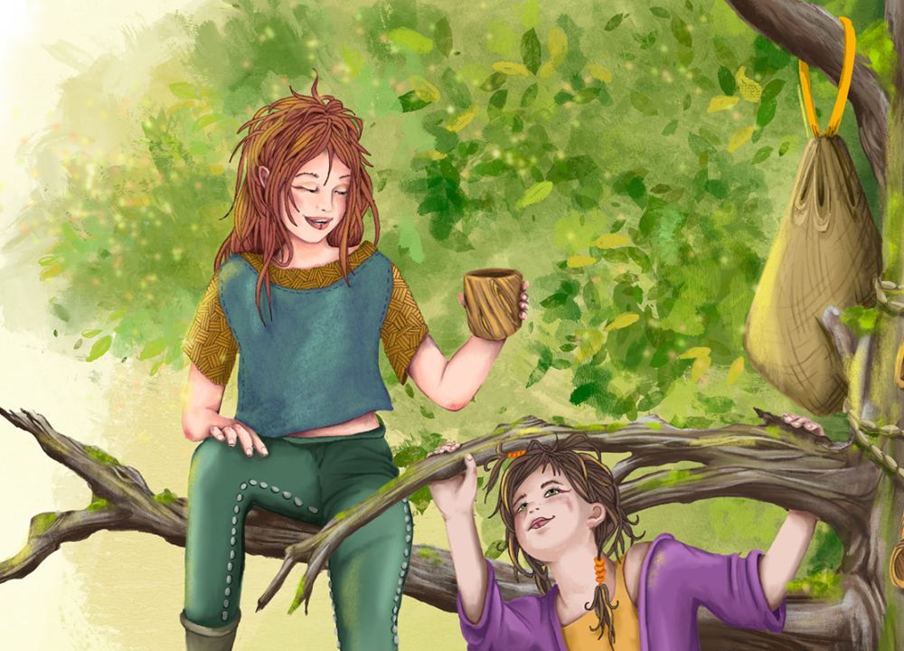 Zwei Frauen klettern im Baum, am Stamm hängen Besteck aus Holz und ein Jutesack mit Hagebutten