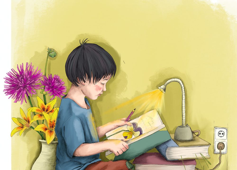 Ein Junge sitzt auf einem Bücherstapel und presst Blumen. An der Wand ist eine Vase mit Blumen