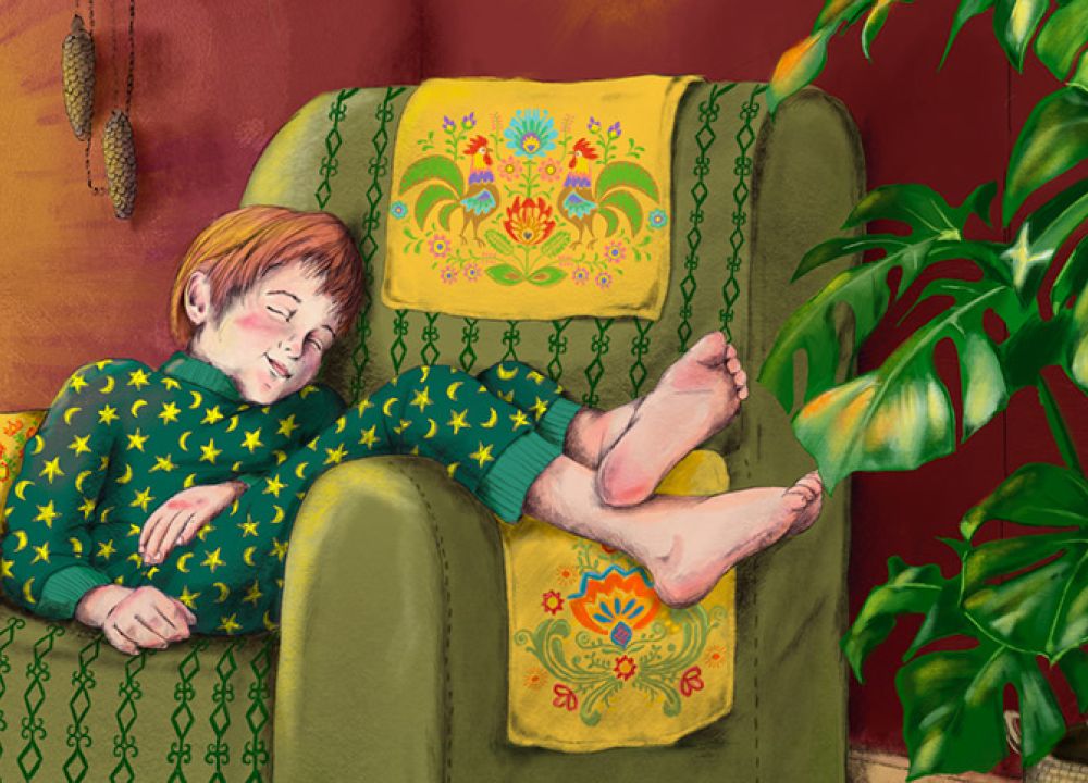 Ein Kind schläft auf einem Sessel, neben ihm eine große Zimmerpflanze, hinter ihm hängt ein Geweih mit Lampions und eine Kuckucksuhr. Vor ihm schläft ein Fuchs