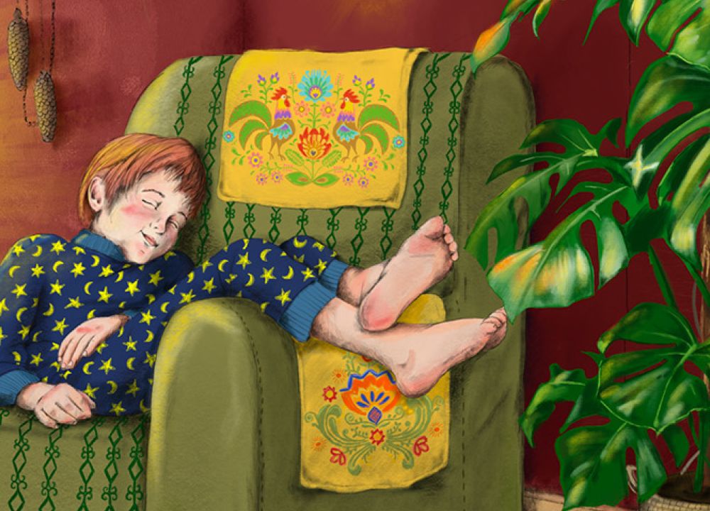 Ein warm beleuchtetes Zimmer mit einem schlafenden Kind auf einem Sessel. Vorne schläft ein Fuchs. An der Wand ein Geweih mit Lampions und eine Kuckucksuhr