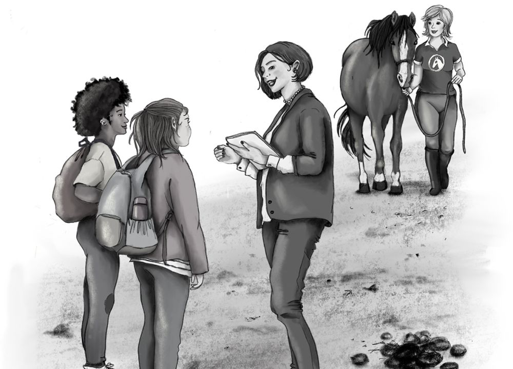 Zwei mädchen sprechen mit Reitlehrerin, im Hintergrund eine Frau mit Pferd