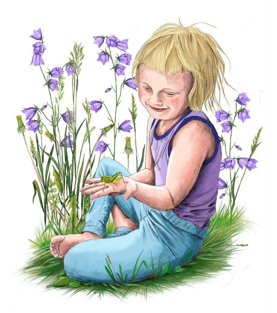 Ein Mädchen sitzt zwischen Gockenblumen auf einer Wiese, auf ihrer Hand ein Grashüpfer