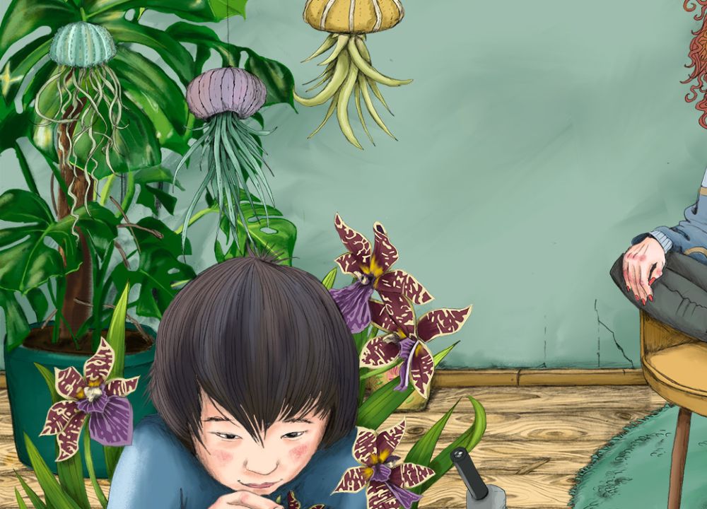 ein Zimmer voller Pflanzen.Ein Junge seziert eine Blüte, hinter ihm Orchideen. Vor Ihm ein Mikroskop.Eine Frau sitzt mit einer Kaffeetasse und einem Buch in einem Sessel vor einem Bücherregalr