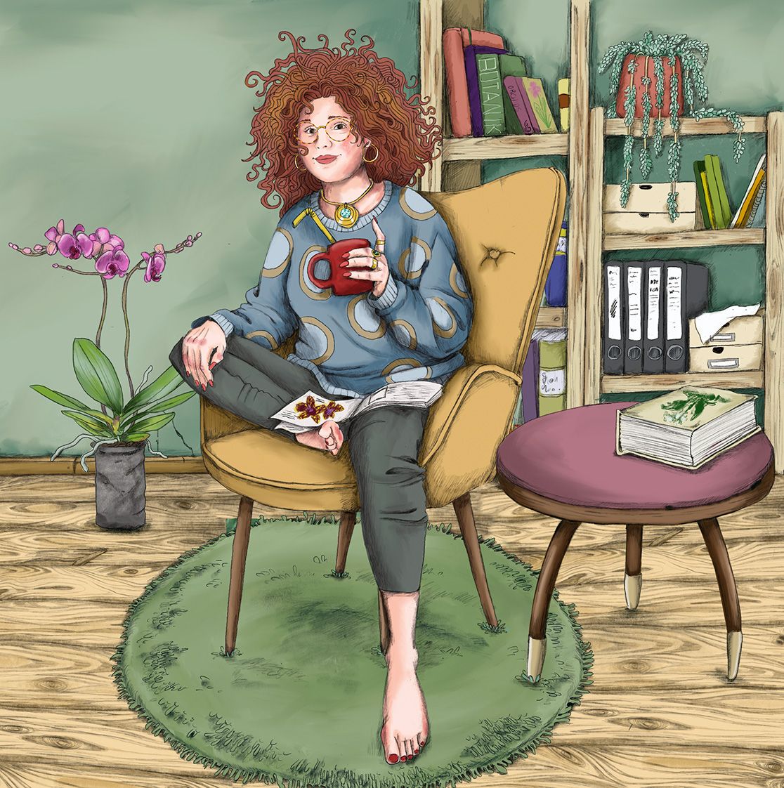 Rothaarige Frau sitzt mit einer Kaffeetasse auf einem Sessel in einem Zimmer. Auf ihrem Schoß liegt ein Buch. Links neben ihr steht eine Orchidee